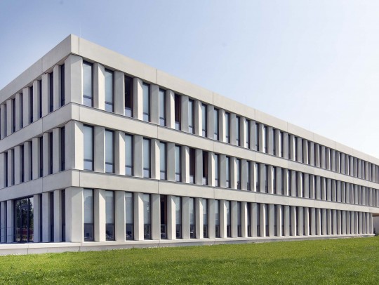 BILD:       		Verwaltungsgebäude in Eglharting            