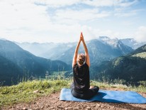 BILD:   		Yoga auf dem Berg? Why not?        