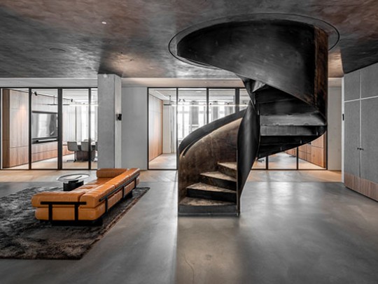 BILD:       		Treppe im Foyer eines exklusiven B&uuml;ros            